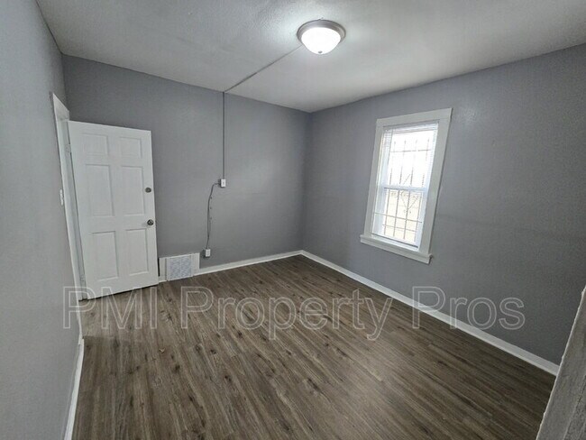 Foto del edificio - 2478 W Chambers St