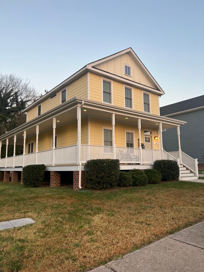 Building Photo - 1700 Rose Ave