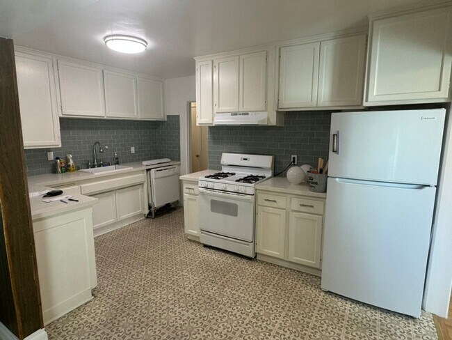 Building Photo - Charming La Mirada Home on a Quiet Tree-Lined Street – Spacious 3 Bedroom!