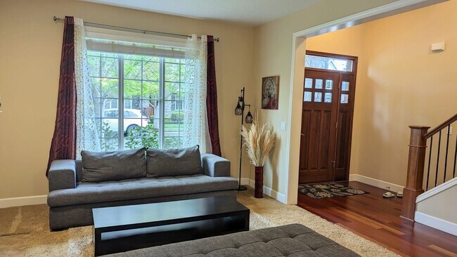 Building Photo - Beautiful 4BD*, 3BA* Single Family Home Lo...