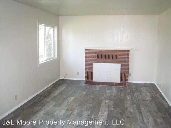 Building Photo - 3 br, 1 bath House - 102 Elm St.