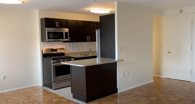 Foto del edificio - 3-Bed/1.5 Bath Apt in Luxury Complex; Pet ...