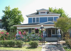 Building Photo - 302 Stratford St