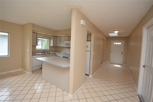 Foto del edificio - 30 Farmsworth Dr