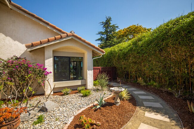 Building Photo - 1426 Avenida La Posta