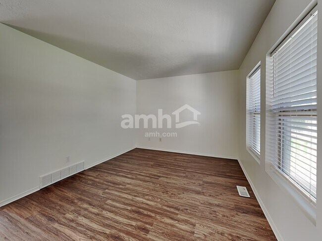 Foto del edificio - 1322 N 2585 W