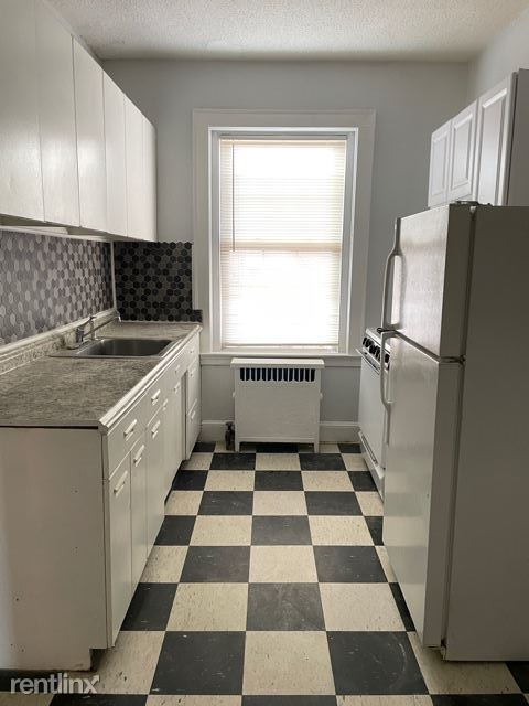 Building Photo - 831 Elm St