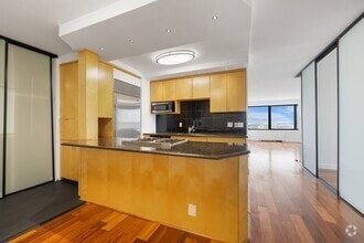 Building Photo - 65 E India Row