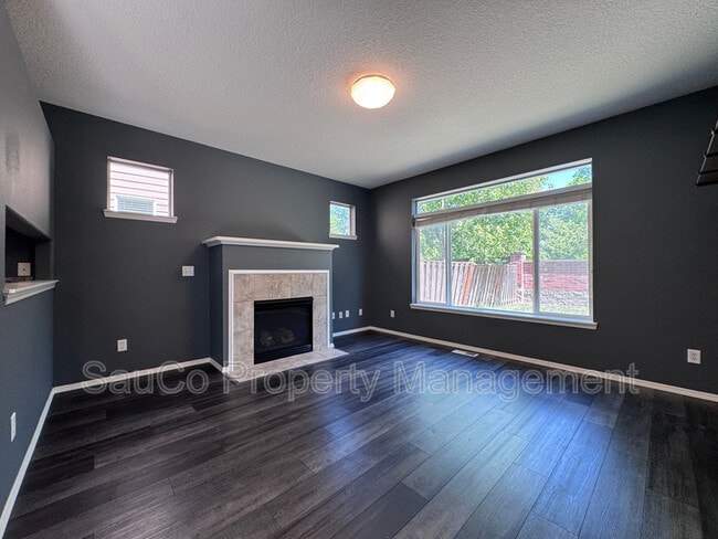 Building Photo - 948 SE Elina Ave