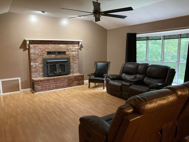 Building Photo - Looking for the feeling of privacy and sec...
