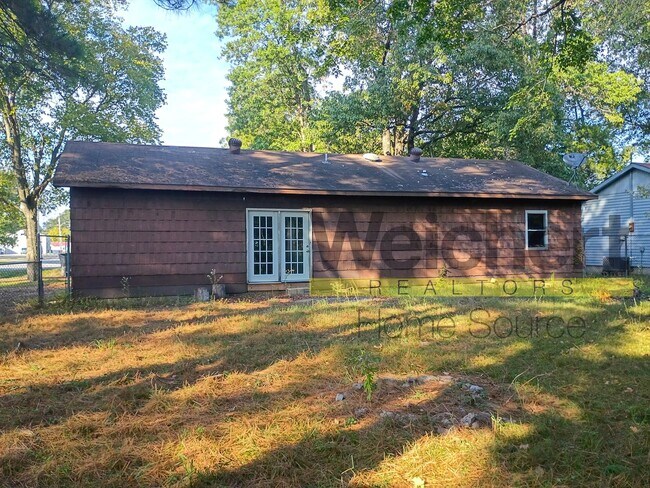 Foto del edificio - Charming 3-Bed Home with Fenced Yard and Carport