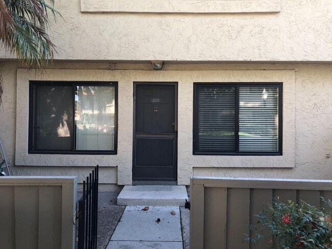 Building Photo - 208 Kenbrook Cir