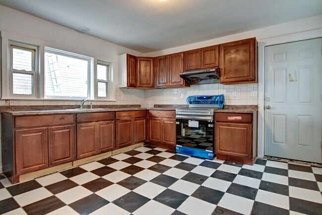 Building Photo - 49 Bartlett St