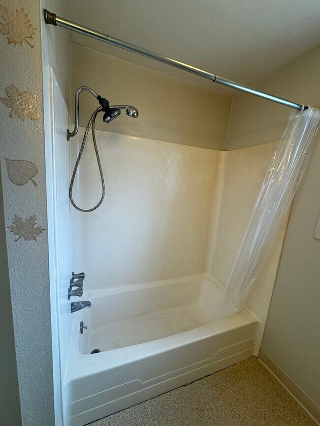 Foto del edificio - 2 bed 1 bath duplex - water/sewer and garb...