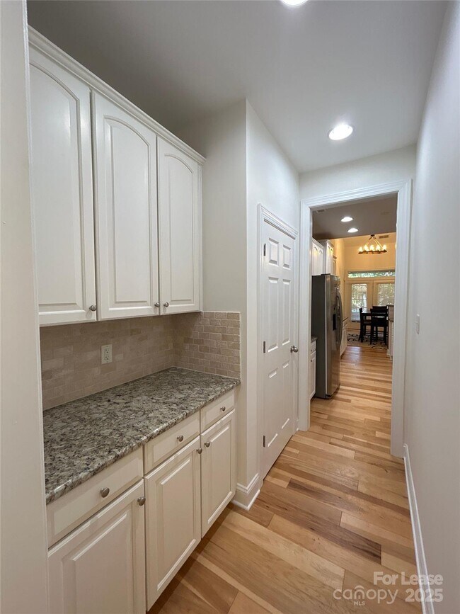 Foto del edificio - 9599 Audley End Ct NW
