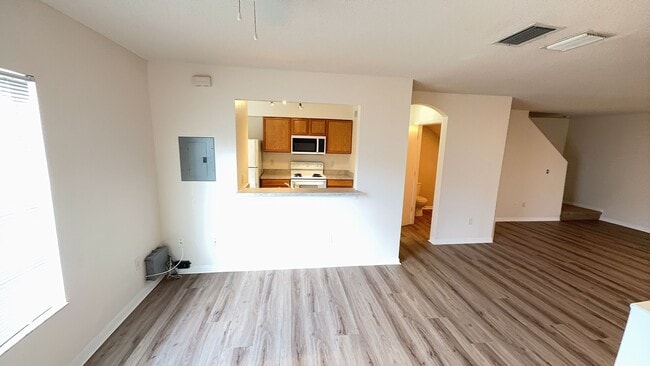 Building Photo - Newly renovated 3 bedroom/2.5 bath townhou...