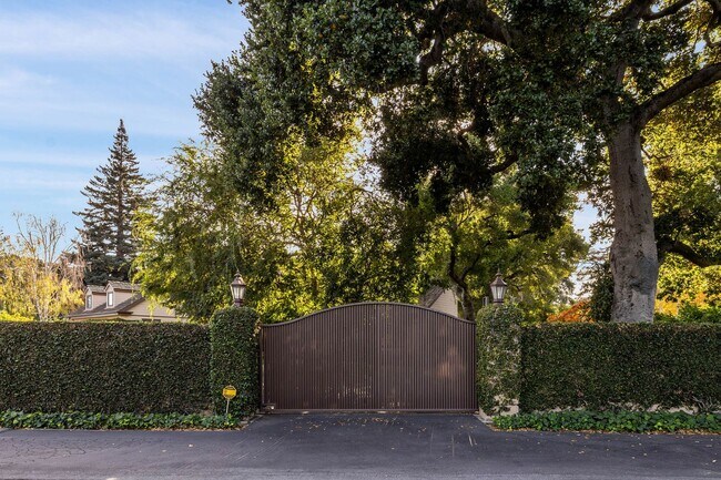 Foto del edificio - Luxurious Estate in Atherton Available Now!