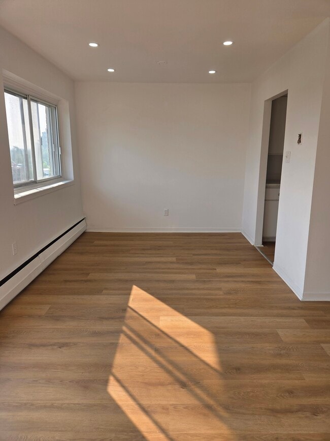 Building Photo - 250 Boul Alexis-Nihon