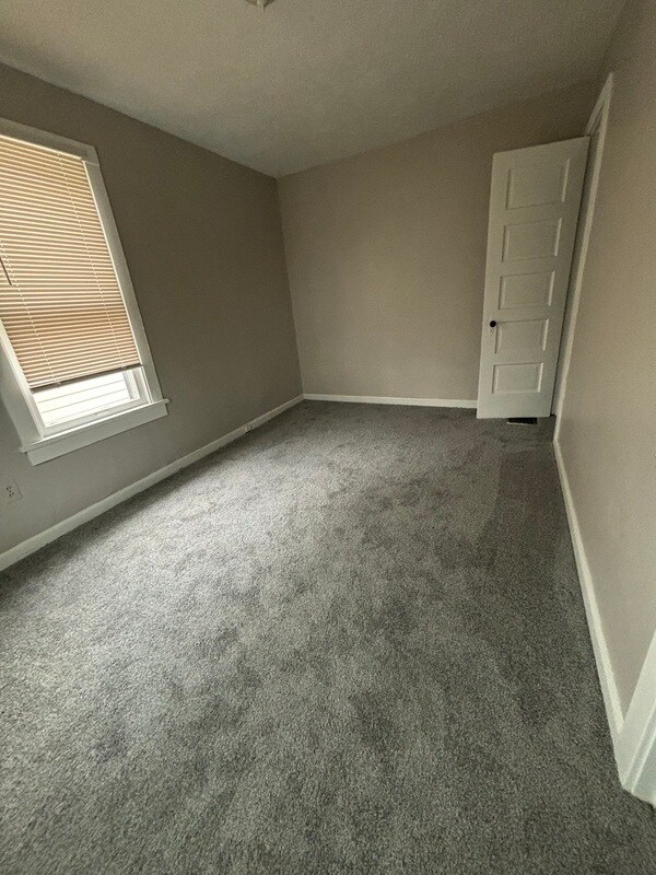 Building Photo - 9422 Dickens Ave