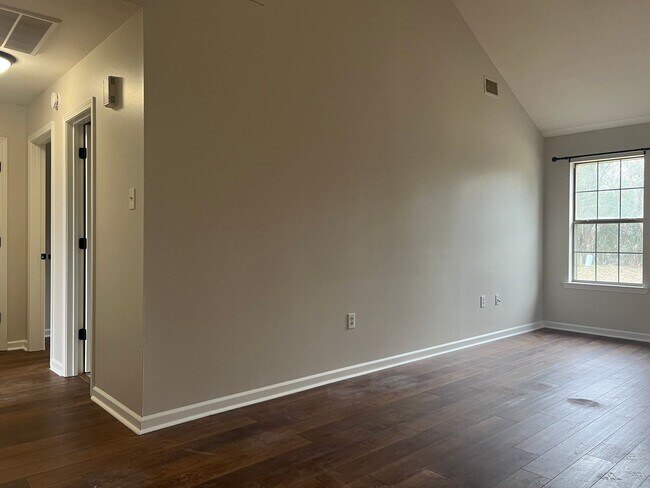 Building Photo - 1505 Hathaway Dr
