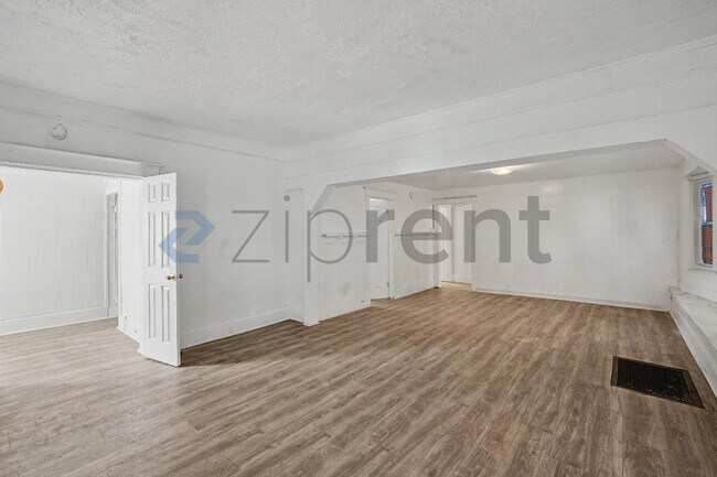 Building Photo - Unit