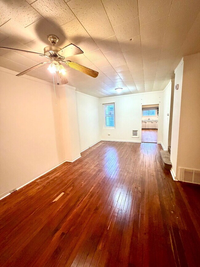 Foto del edificio - 631 E Madison St