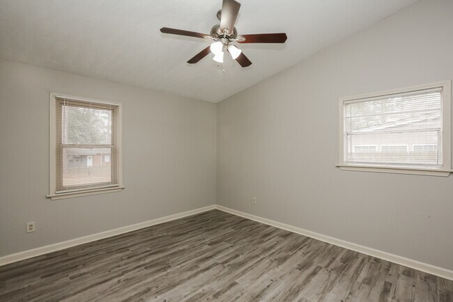 Building Photo - 3 Bedroom, 2.5 Bathroom in Clinton