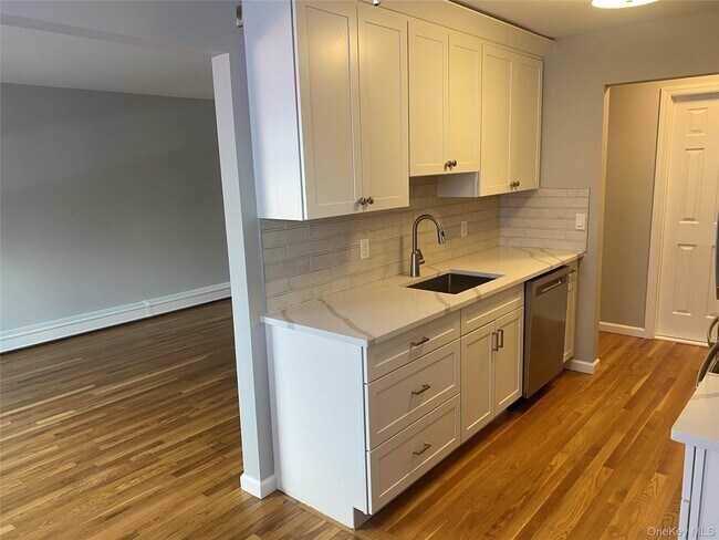 Foto del edificio - 8 N James St