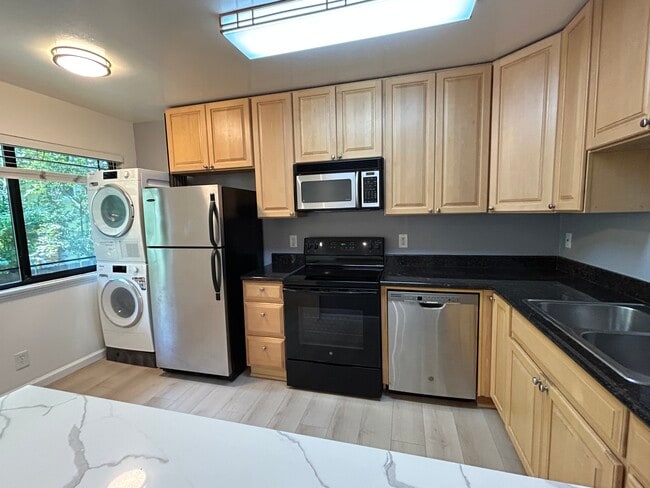 kitchen with breakfast bar - 1623 Alcatraz Ave