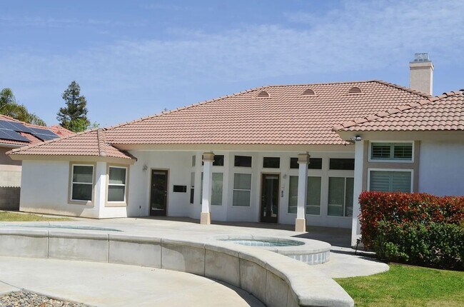 Foto del edificio - Spacious Riverlakes Golf Course Home with Pool, Spa & 3-Car Garage