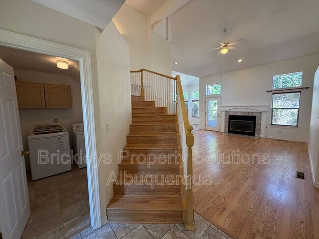 Foto del edificio - 6517 Glen Oak NE
