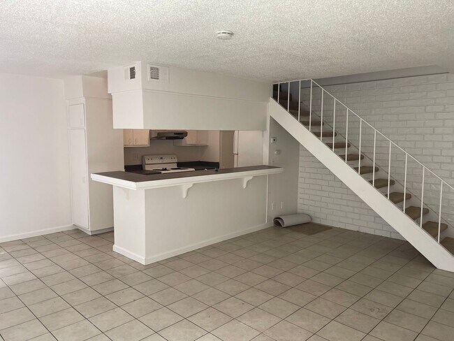 Building Photo - 2 Bedrooms in Foothill Farms
