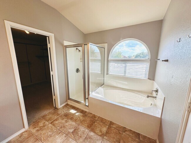 Building Photo - 4-Bedroom Home in Rancho Alto – 2,258 Sq F...