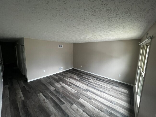 Living Room - 2102 Summit View Rd