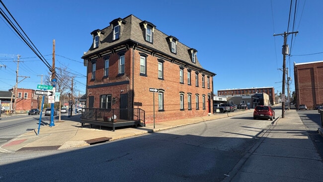 Building Photo - 444 Bridge St