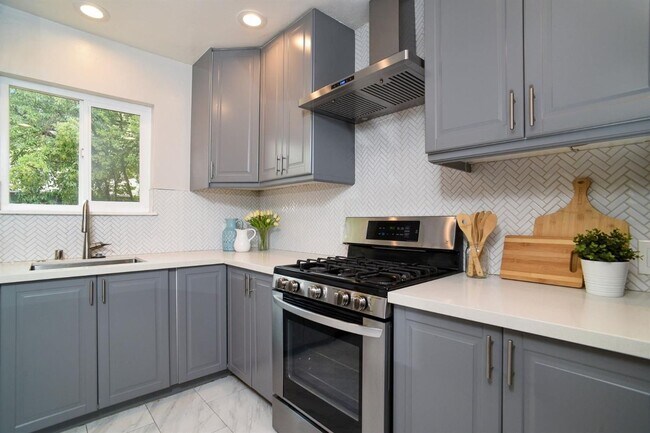 Foto del edificio - Remodeled 2 Bedroom Home with Yard near UC...