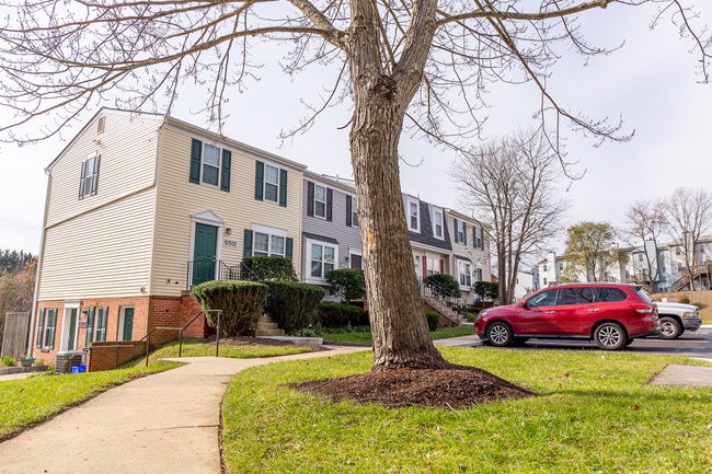 Bienvenido a tu nueva casa adosada. - Greenhills Townhomes & Apartments