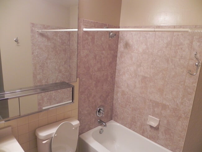 Foto del edificio - 125 Twin Oaks Dr