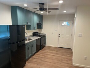 Building Photo - 535 Plymouth St