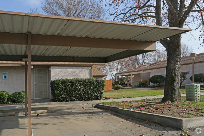 Foto del edificio - Porterville Garden Apartments