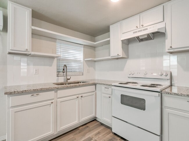 Building Photo - Newly renovated efficancy with fenced yard.