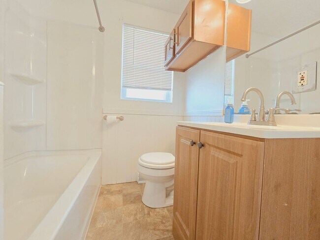 Building Photo - ? Stunning 2 Bedroom, 1 Bathroom Home with garage! ?