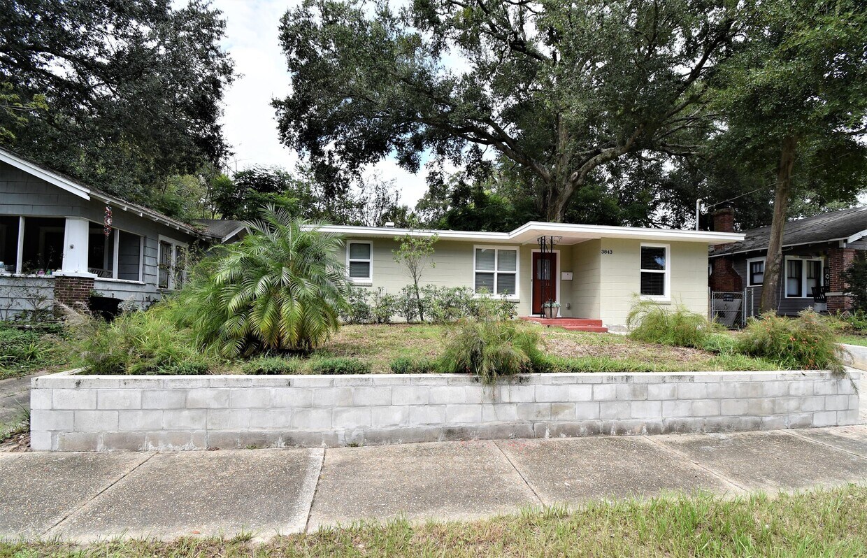 Primary Photo - 3843 Valencia Rd