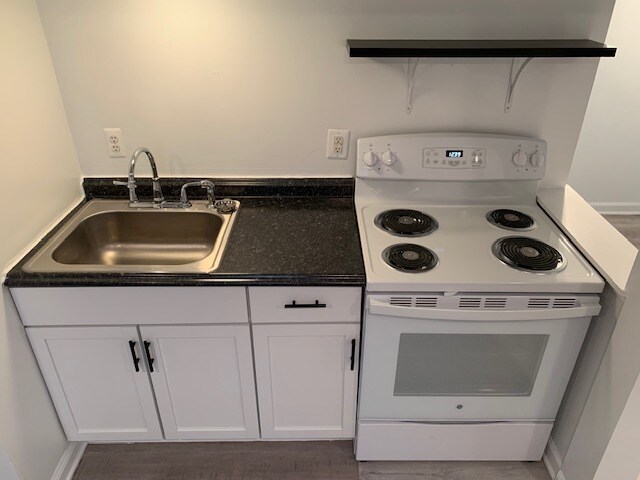 Espacio para estufa, fregadero y encimera - 406 N Hamilton St