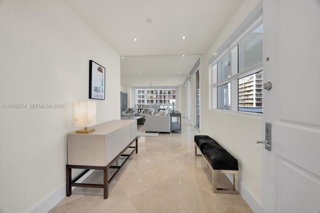 Building Photo - 2645 S Bayshore Dr