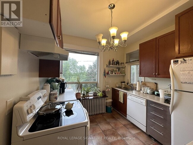 Building Photo - 646 Broadview Ave