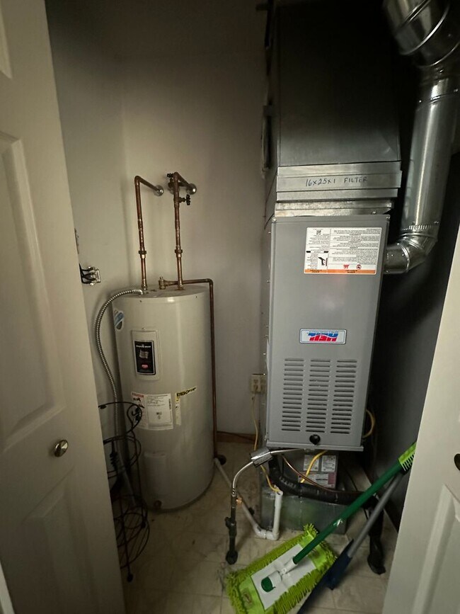 Foto del edificio - 2 bedroom 2 bath home west side springfield 1650.00