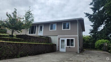 Building Photo - 2406 Oak Dr