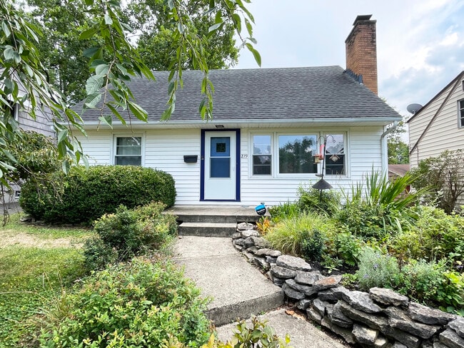 Front - 279 Highfield Dr