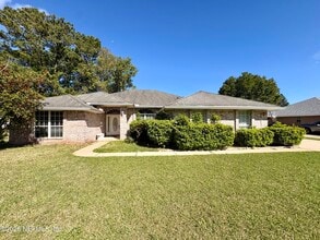 Building Photo - 15677 Moss Hollow Dr